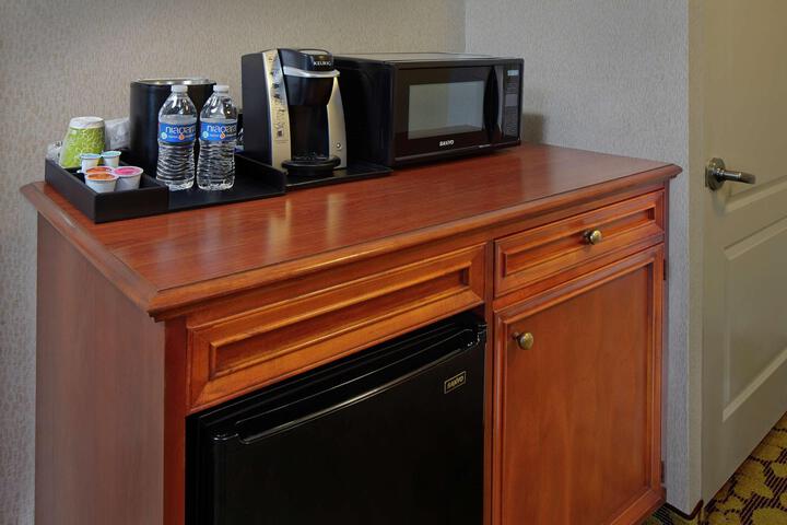 1 King Premium with in Room Drinks Snacks (10 of 17)