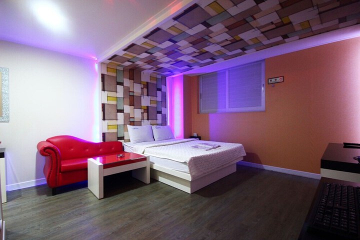 Room 8 of 33