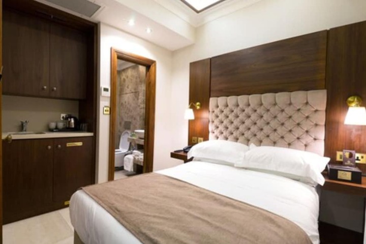 Room 13 of 32