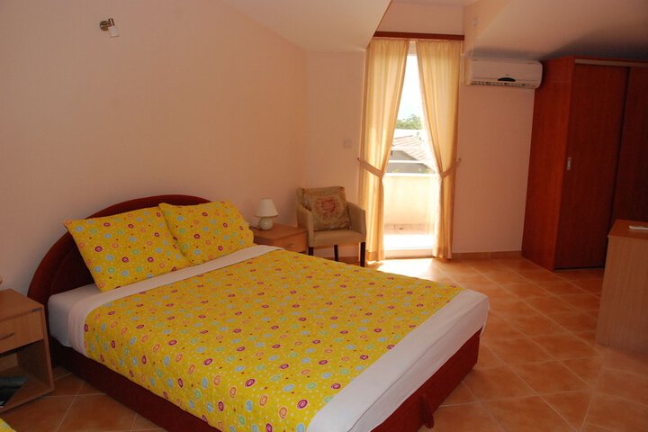 Room 5 of 28