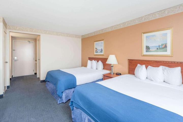 2 Queen Beds (7 of 13)