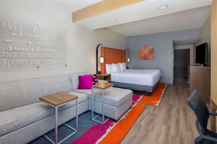 1 King Bed Deluxe Room (11 of 12)