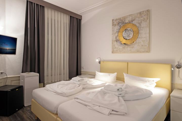 Room 12 of 25