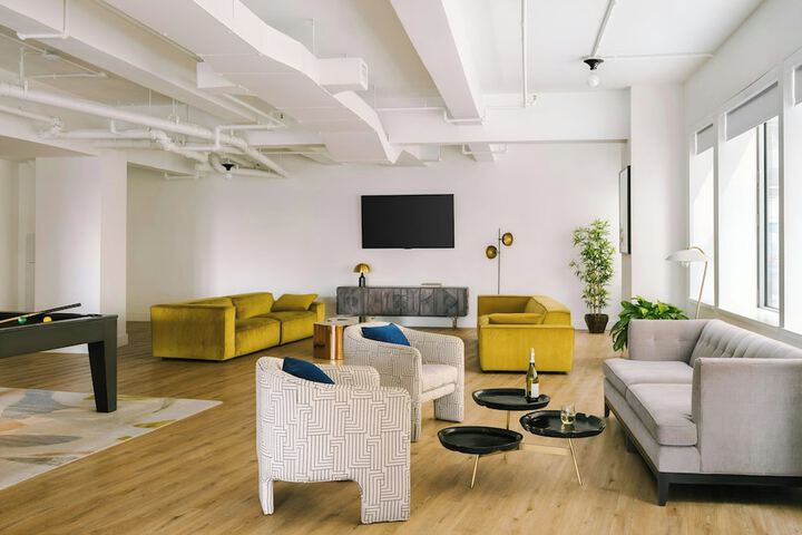 Lounge 50 of 51