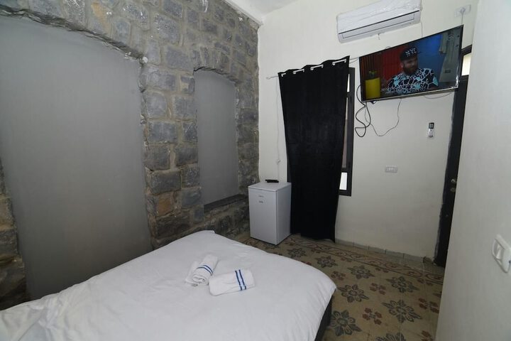 Room 13 of 28