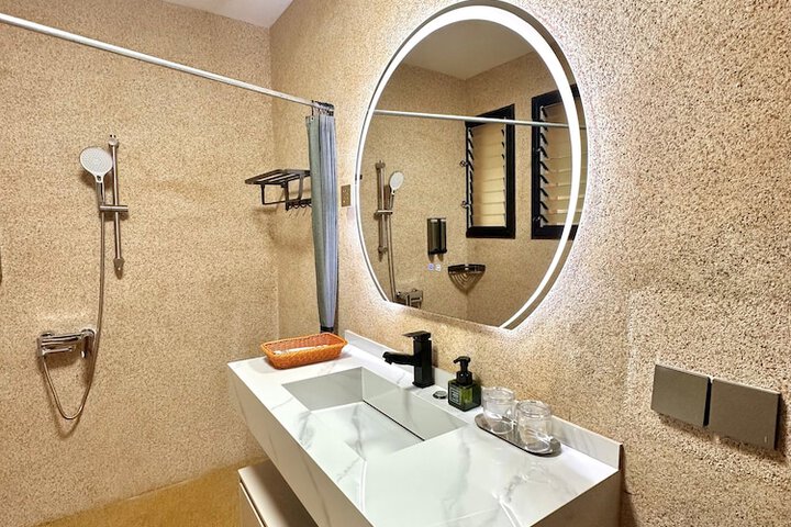Room 53 of 67
