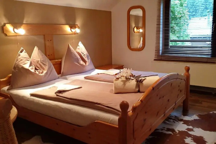 Room 4 of 8
