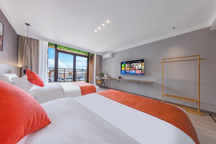 Room 10 of 28