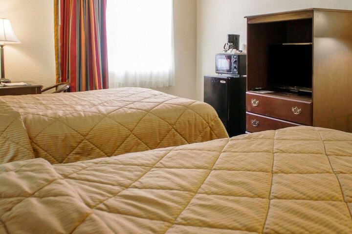 2 Queen Beds (5 of 10)