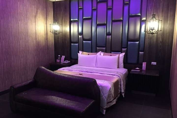 Room 6 of 62