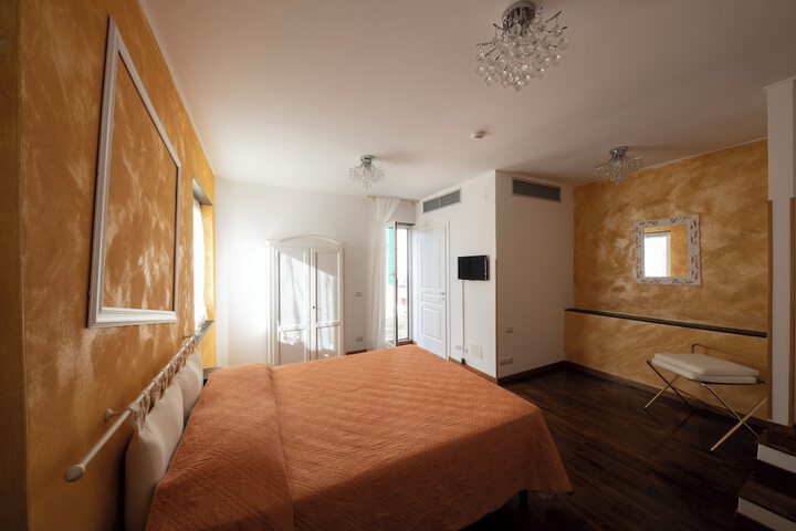 Room 6 of 17