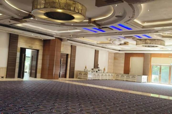 Ballroom/Hall 39 of 54