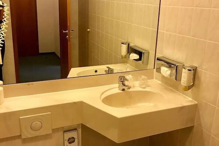 Room 21 of 28