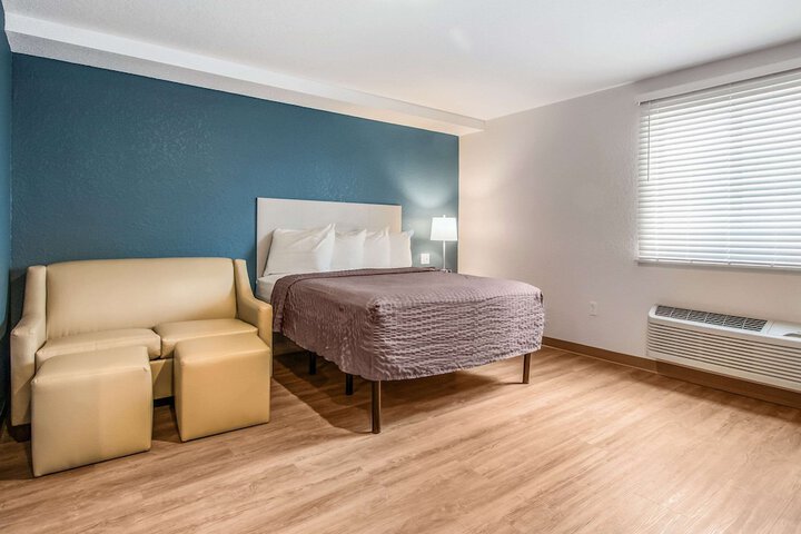 1 Queen Bed (5 of 19)