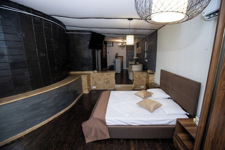 Room 43 of 190