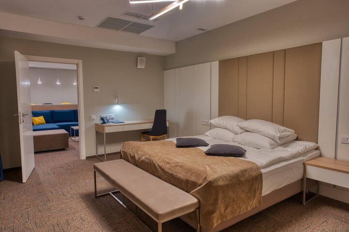 Room 93 of 118
