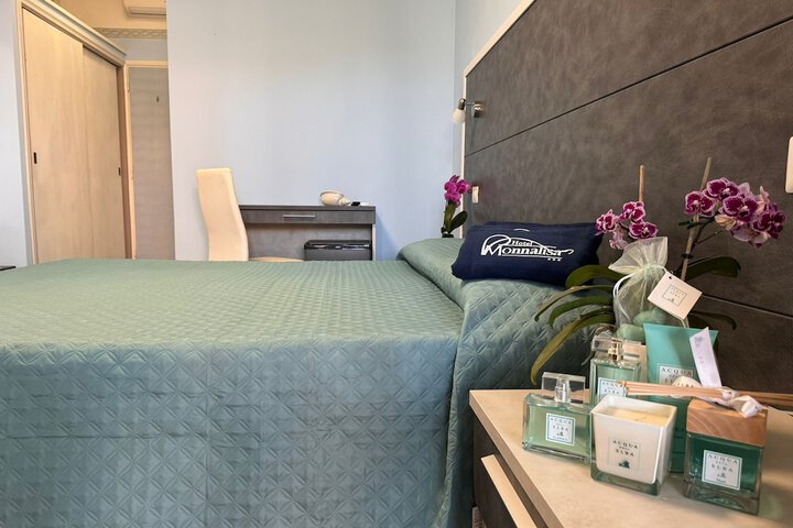 Room 7 of 33