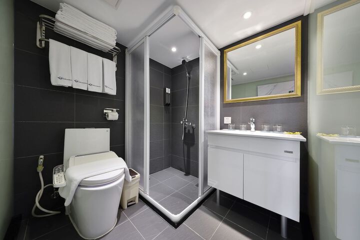 Room 32 of 36