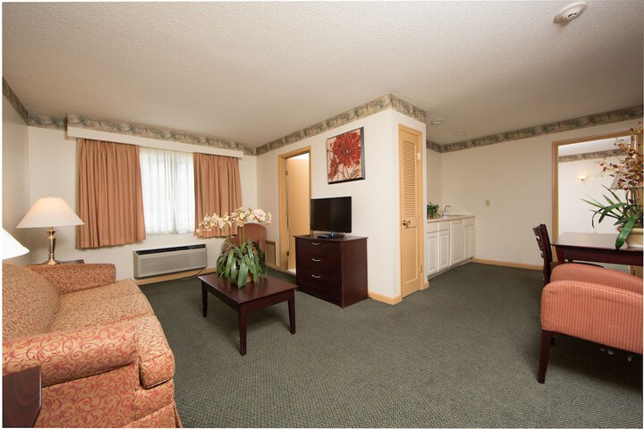 Standard Room, King or Two Doubles (3 of 5)