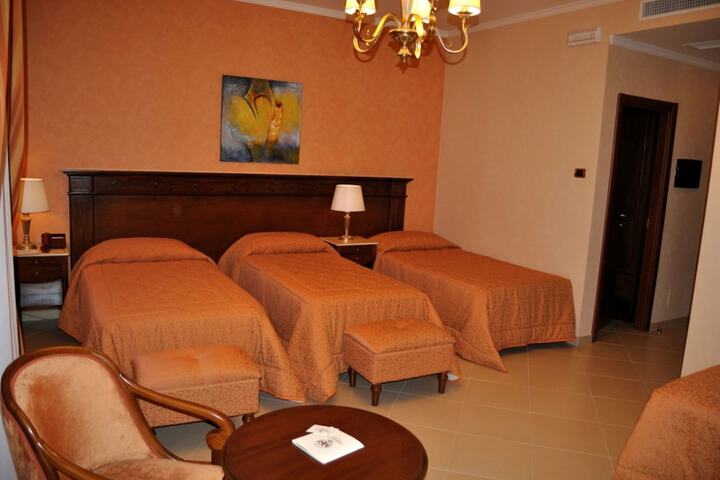 Room 4 of 36