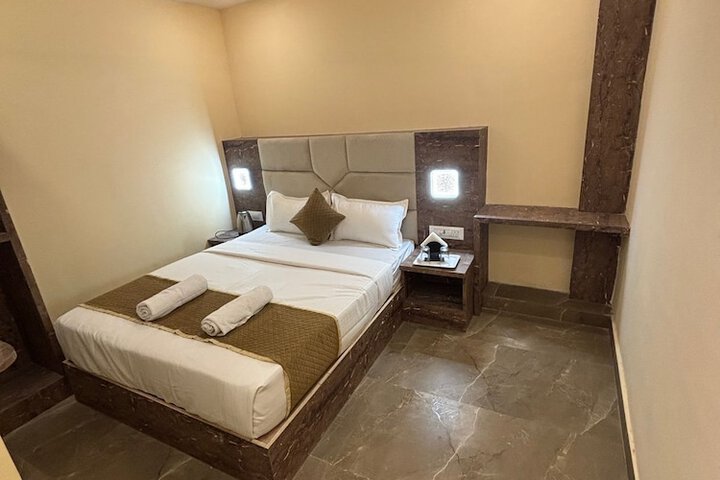 Room 8 of 9