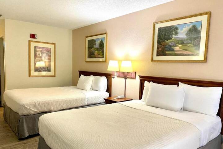 2 Queen Beds (2 of 8)