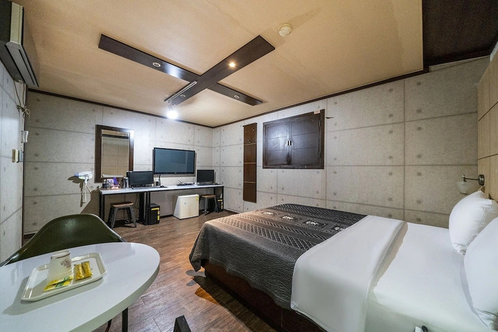 Room 4 of 14