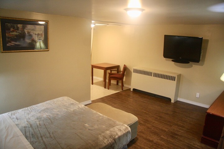 1 Queen Bed (6 of 17)
