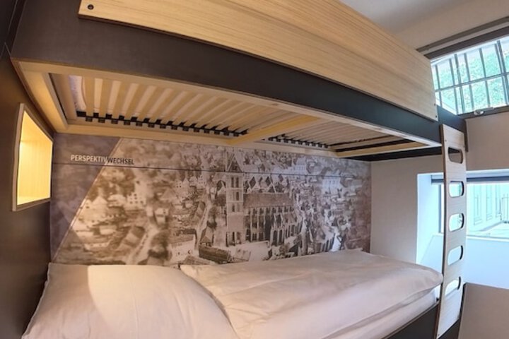 Room 12 of 93