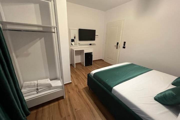 Room 27 of 69