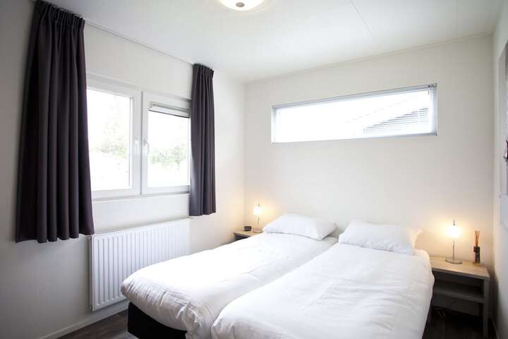 Room 2 of 40