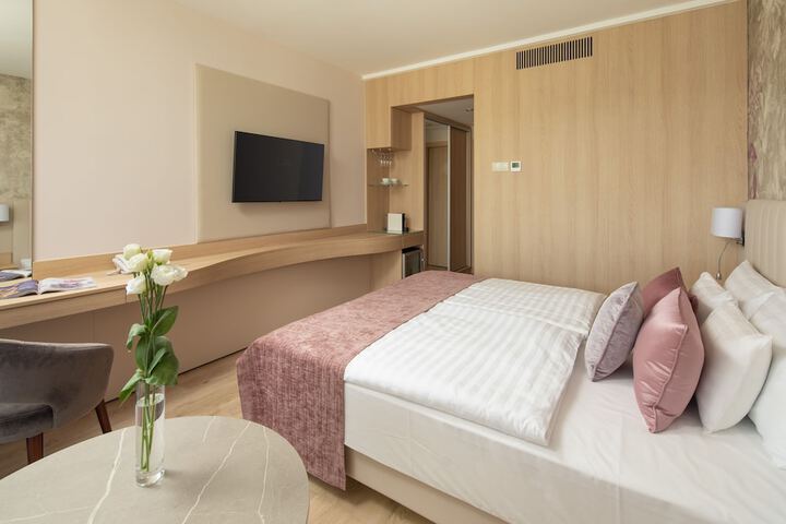Room 17 of 42