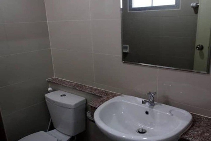 Room 6 of 10