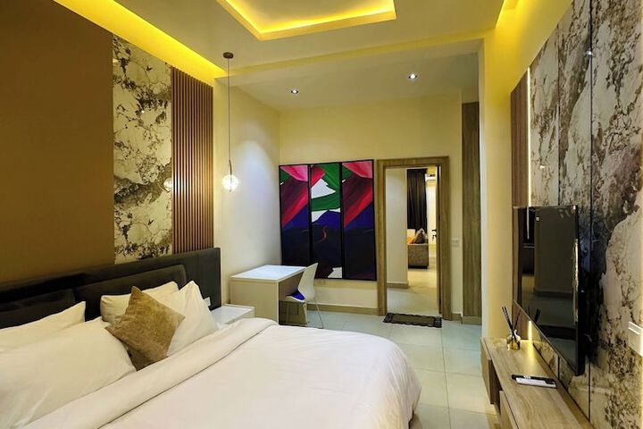 Room 6 of 33