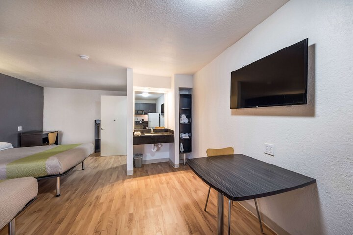 Room 6 of 35