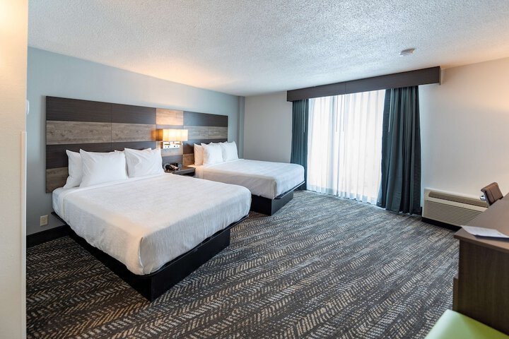 2 Queen Beds Pet Friendly Room Walk in Shower Full Breakfast (6 of 11)