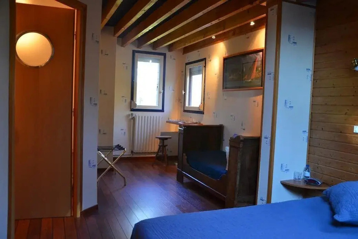 Room 5 of 9