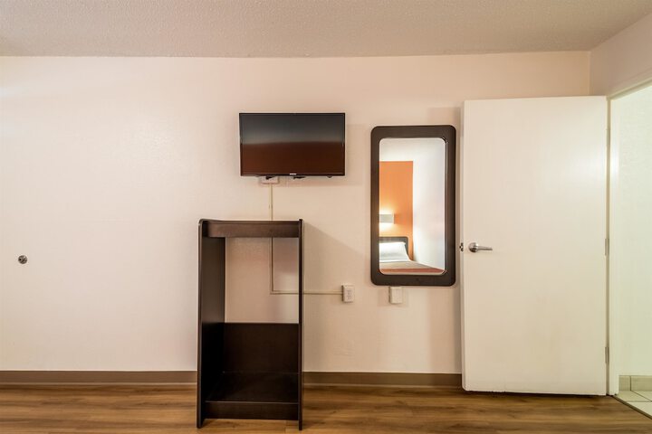 1 King Bed (2 of 10)