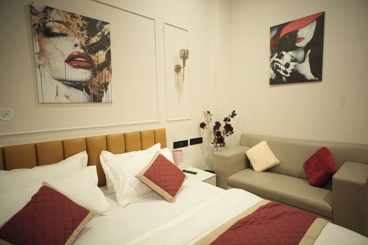 Room 7 of 12