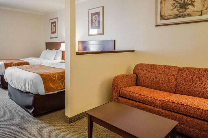 Efficiency Suite Queen Bed Accessible (6 of 8)