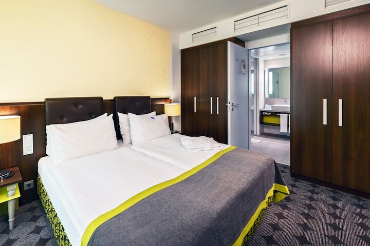 Room 8 of 72