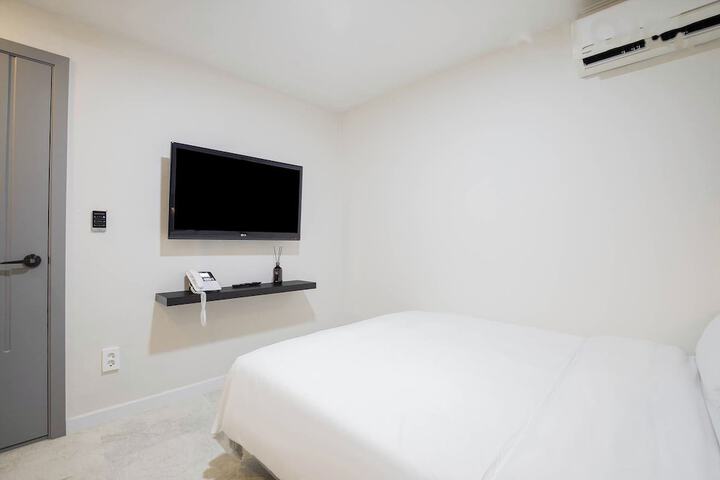 Room 27 of 82