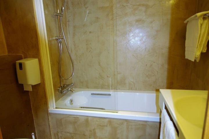 Room 16 of 42