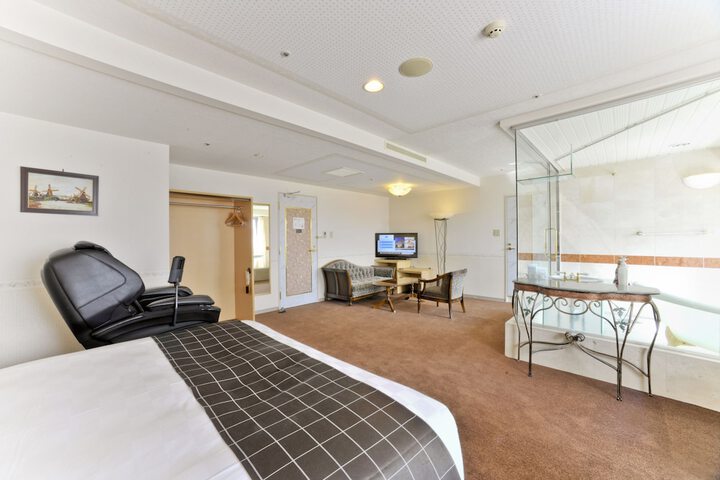Room 9 of 39