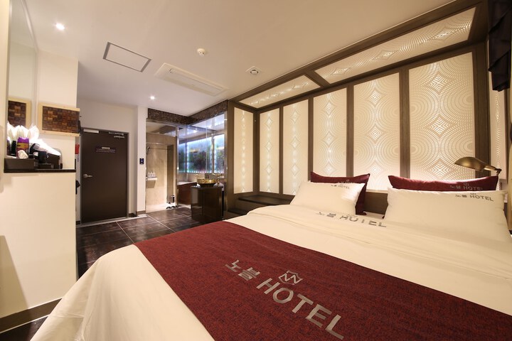 Room 12 of 65
