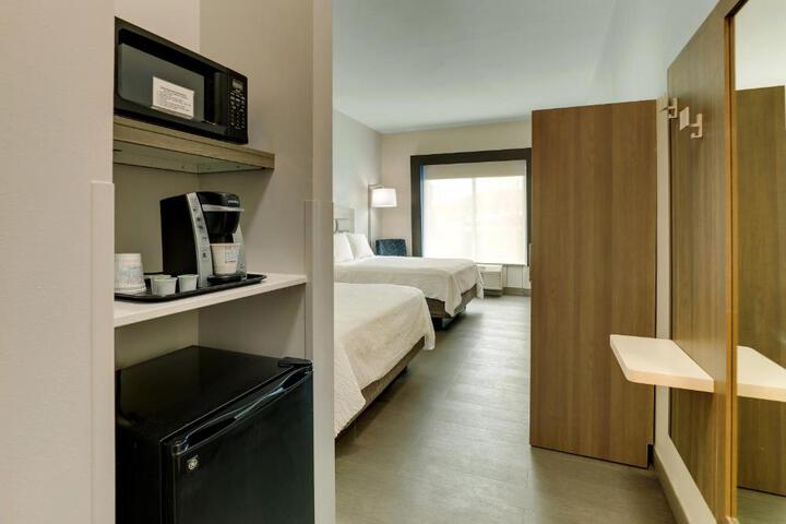 2 Queen Beds (11 of 12)