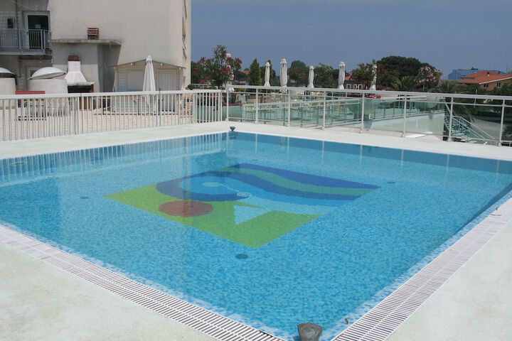 Pool 10 of 32