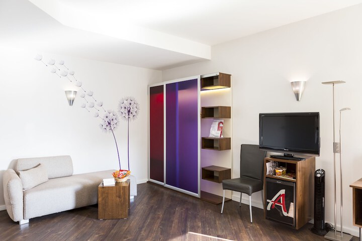 Room 14 of 77