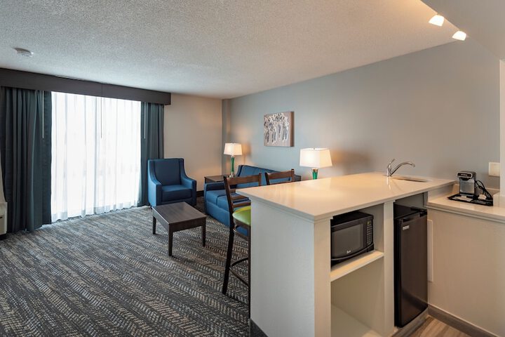 1 King Bed Exercise Bike Microwave, Refrigerator Walk in Shower Full Breakfast (22 of 30)