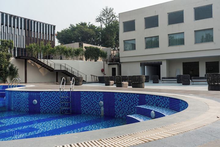 Pool 32 of 47